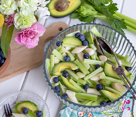 ENSALADA DE APIO, PALTA, PALMITOS Y ARÁNDANOS | Hortifrut