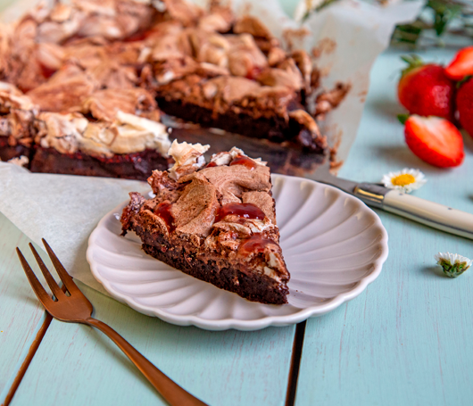 TARTA DE CHOCOLATE, FRUTILLAS Y MERENGUE DE CHOCOLATE | Hortifrut